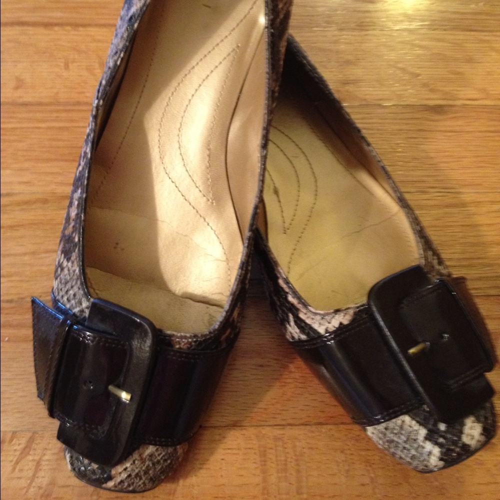 Tahari snakeskin flats size 8.5